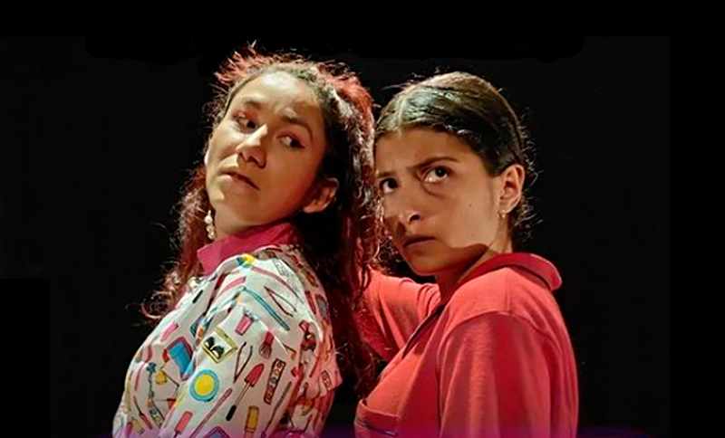 Dos mujeres actuando