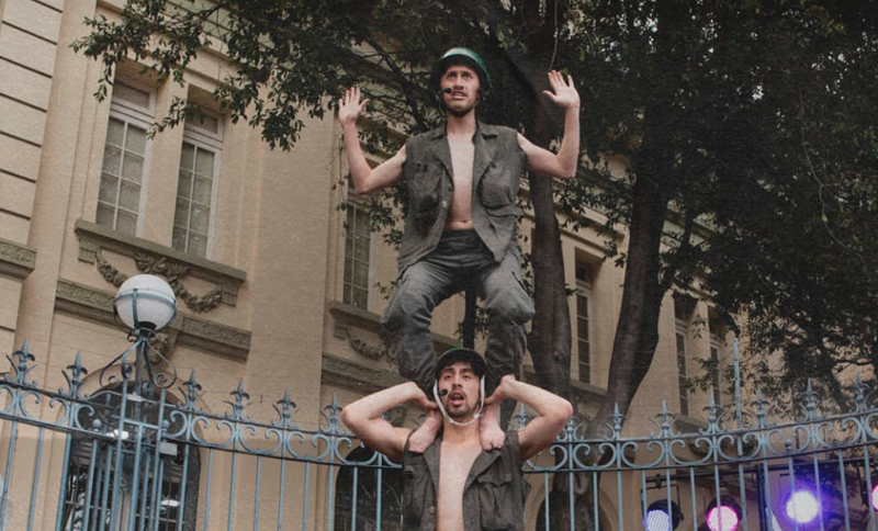 Dos artistas haciendo malabares