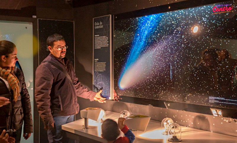 Familia en recorrido por el Planetario de Bogotá