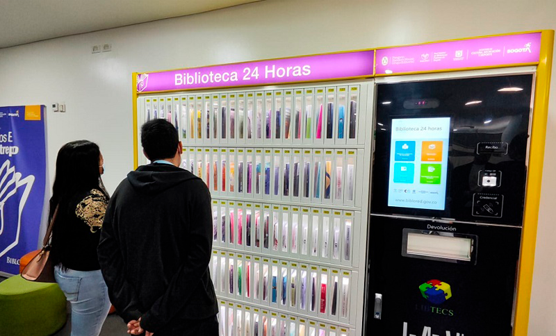 Personas mirando la Biblioteca 24 horas