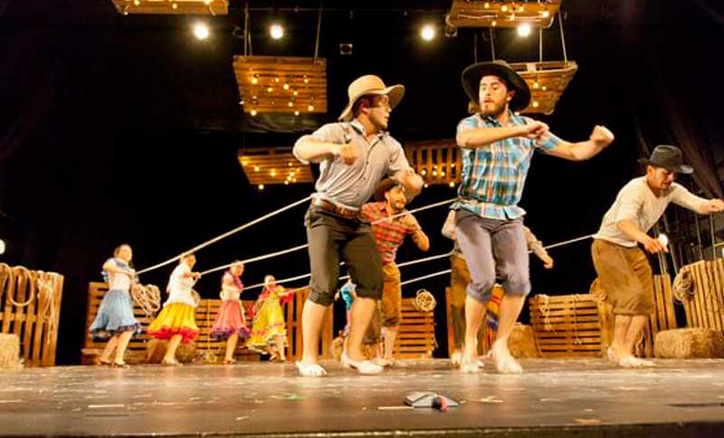 Personas bailando música llanera