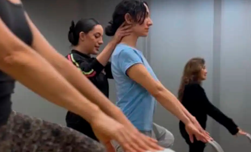 Clase de Ballet para adultos con imagen de mujeres