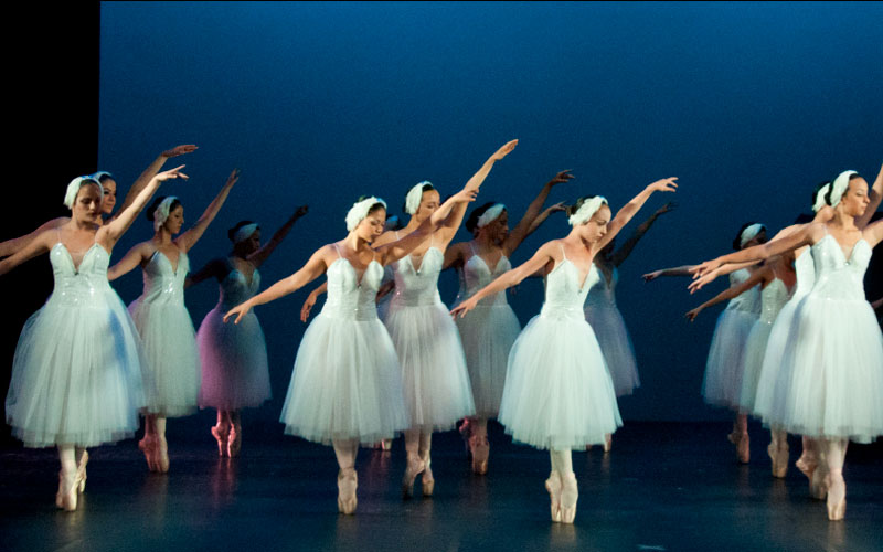 Agrupación de ballet en un escenario