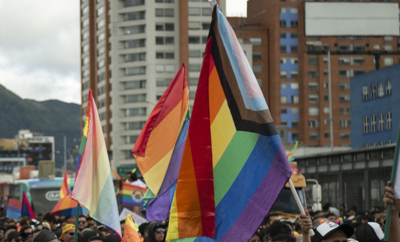 Banderas LGBTIQ+ en una marcha