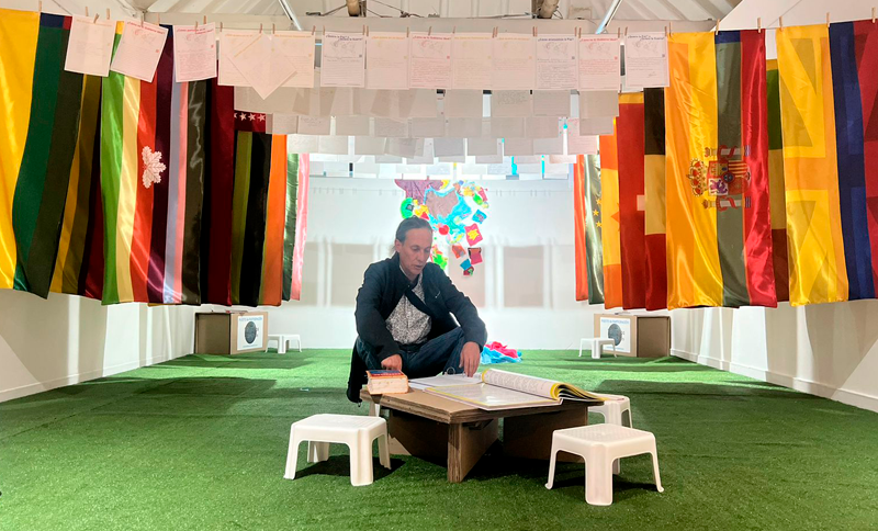 Persona rodeada por banderas 