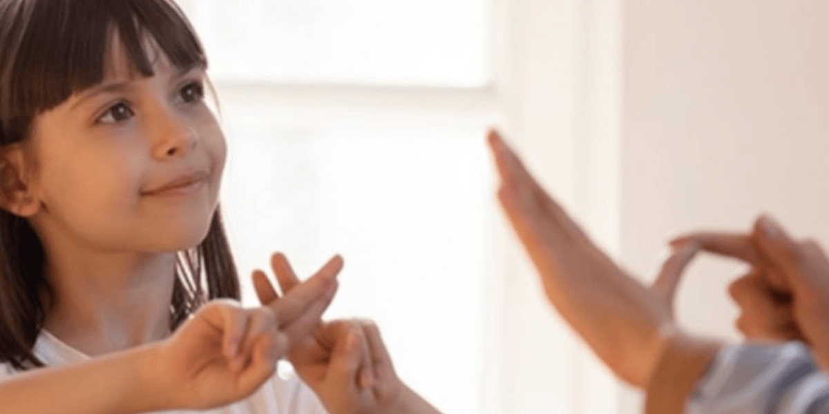 Niña recibiendo lecciones de lenguaje de señas