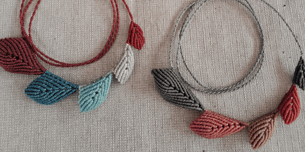 Fotografía de dos colleres realizados en macramé.