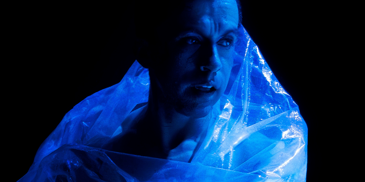 Fotografía de una persona actuando con iluminación azul