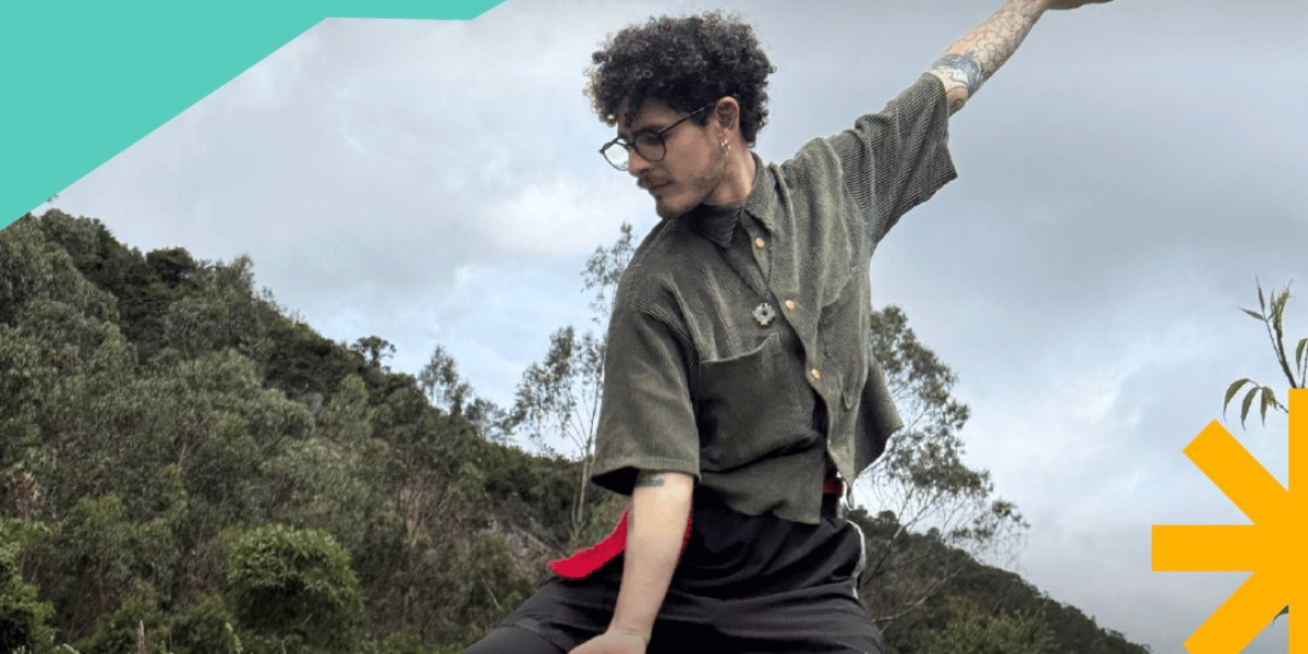 Fotografía de una persona bailando en la naturaleza