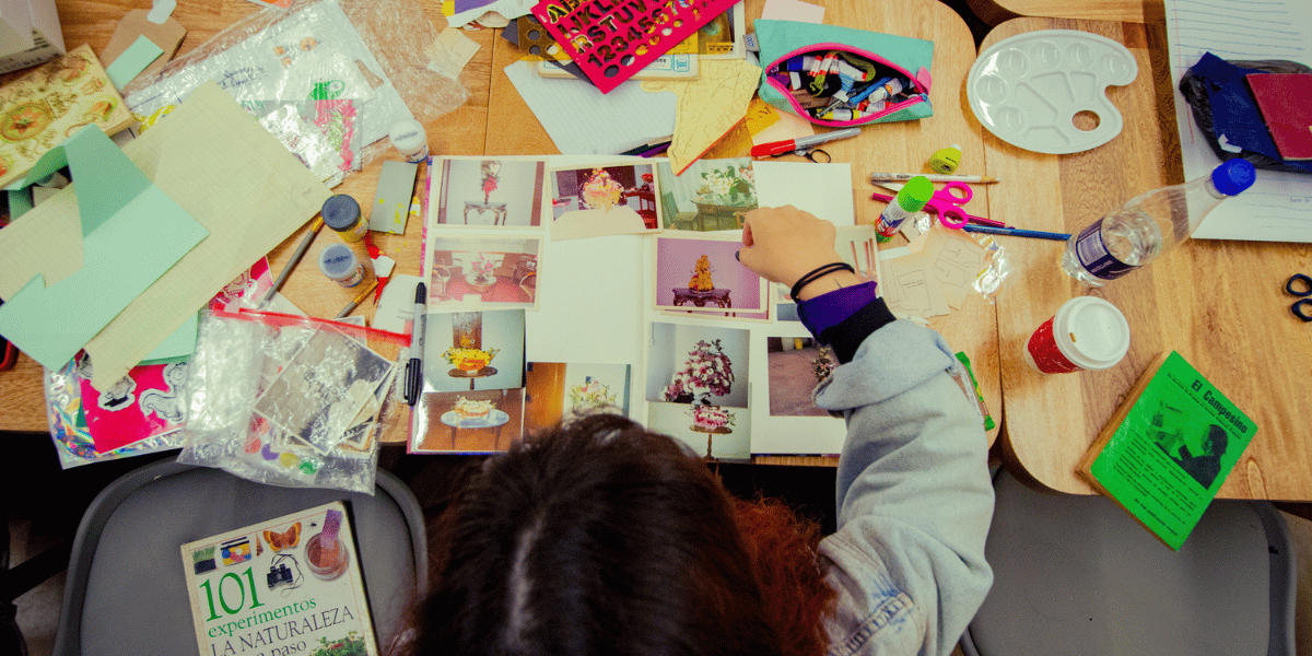 Fotografía en plano cenital de una persona haciendo manualidades