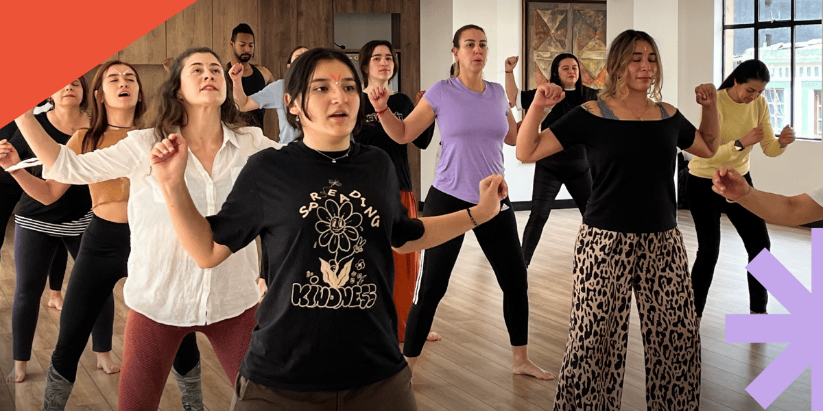 Fotografía de personas bailando en un taller