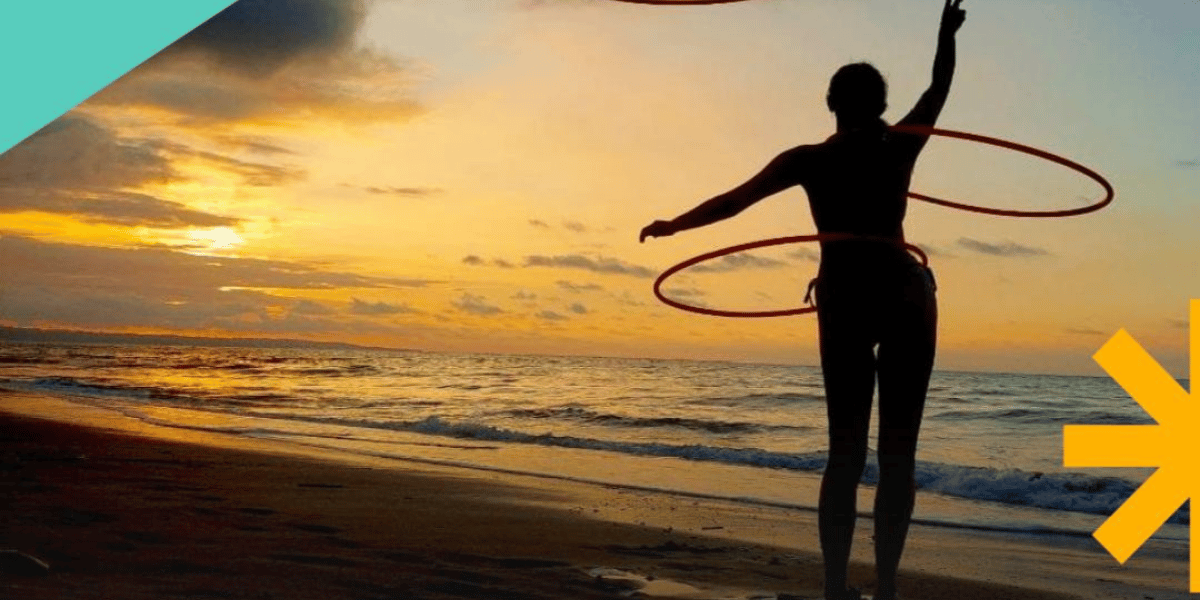 Fotografía de una persona con un hula hoop en la playa