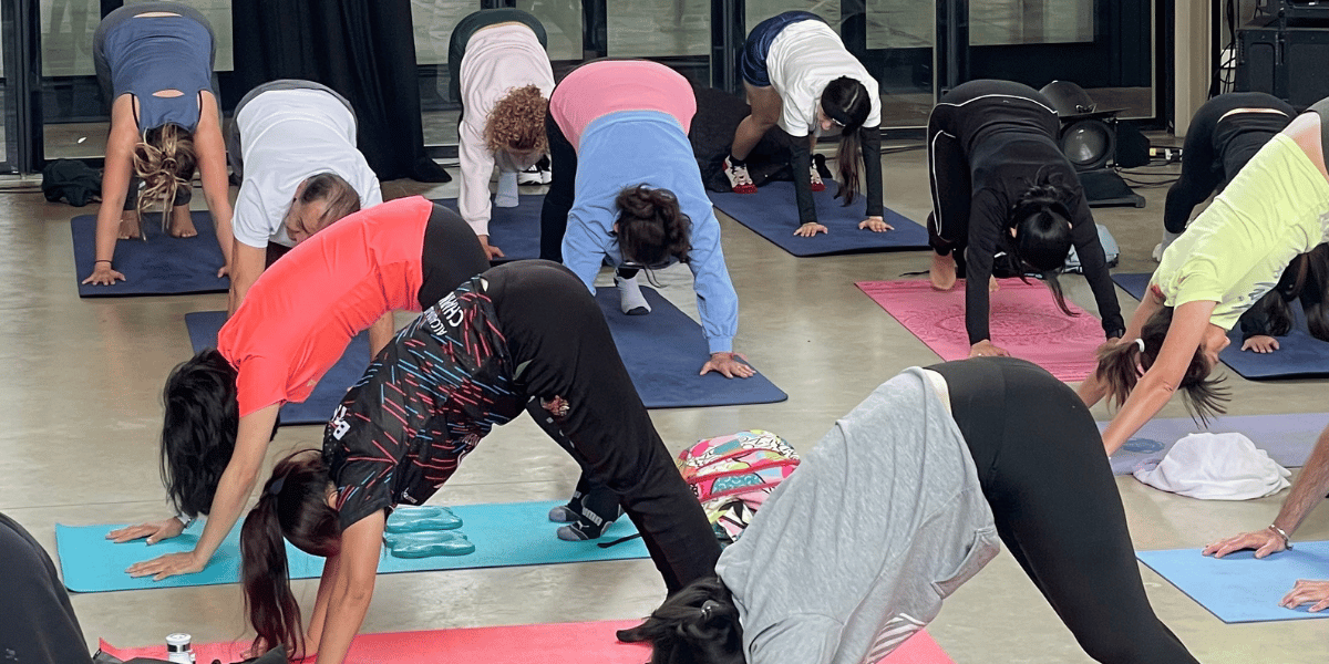 Fotografía de personas haciendo yoga