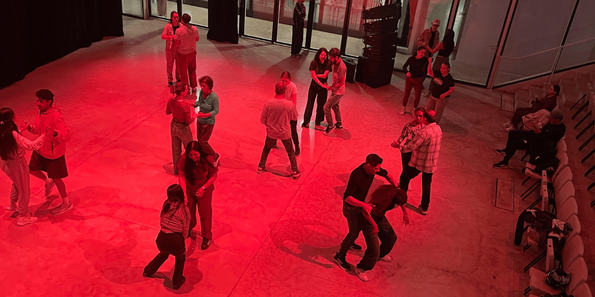 Personas en grupo bailando en un espacio amplio