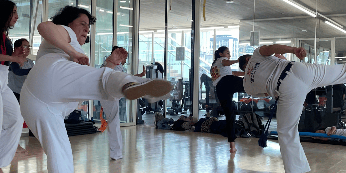 Personas haciendo capoeira