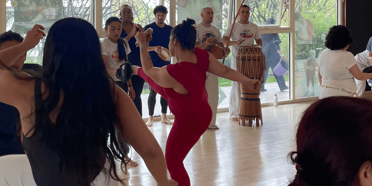 Personas haciendo capoeira