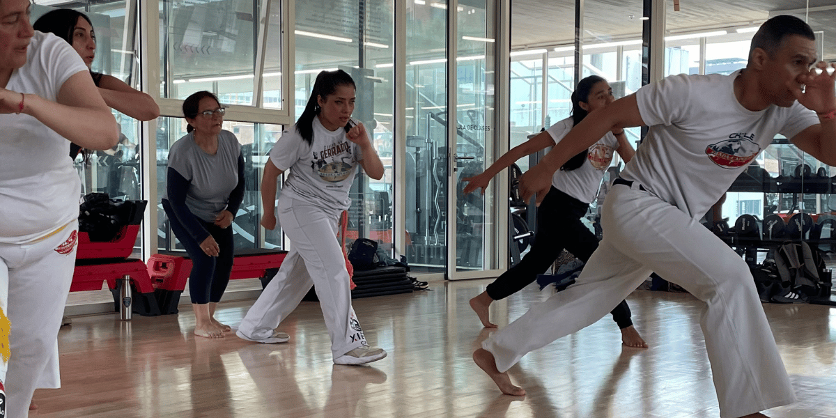 Personas haciendo capoeira