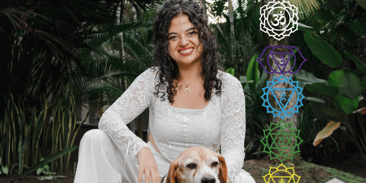 Fotografía de una mujer posando con su perro
