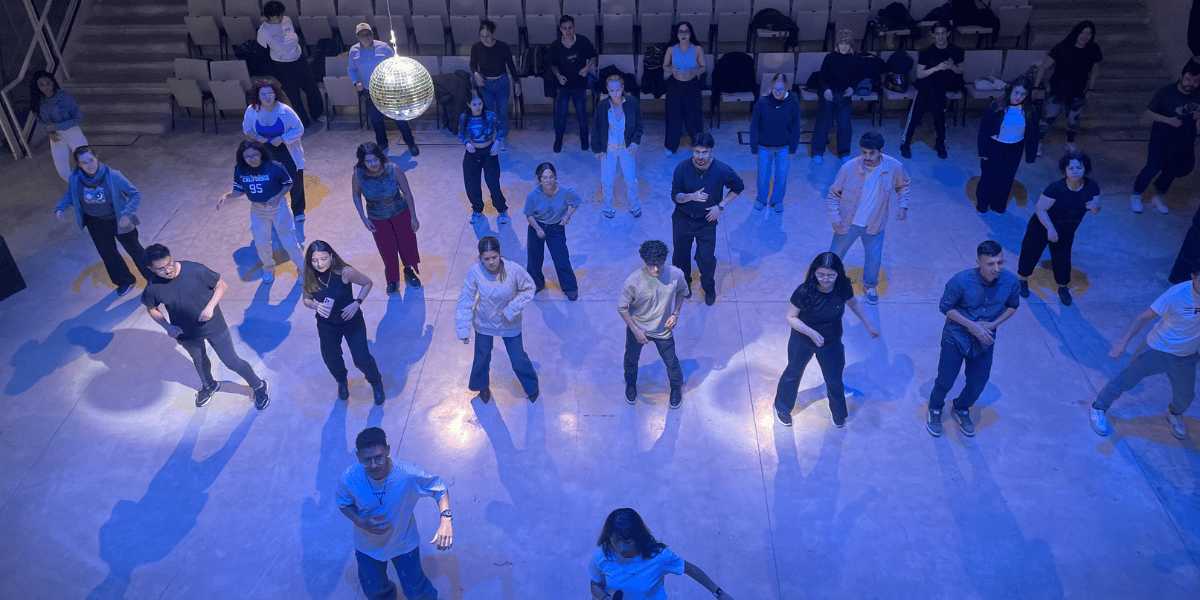 Personas en grupo bailando en un espacio amplio
