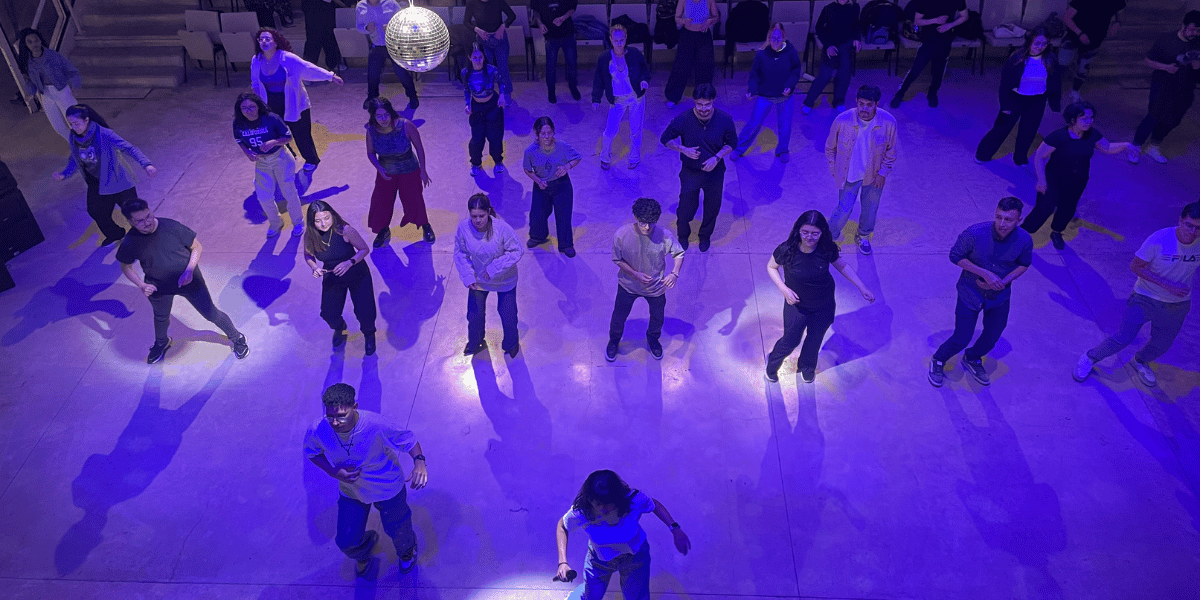 Personas en grupo bailando en un espacio amplio