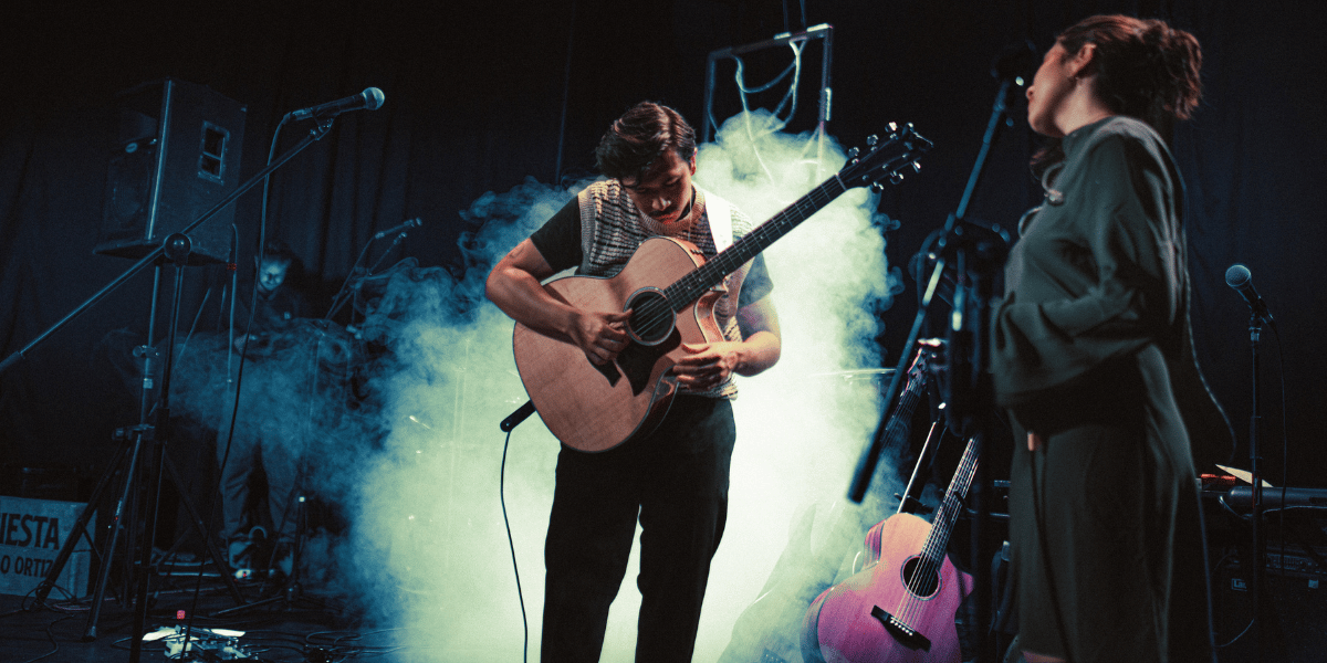 Fotografía de una persona tocando guitarra en un escenario