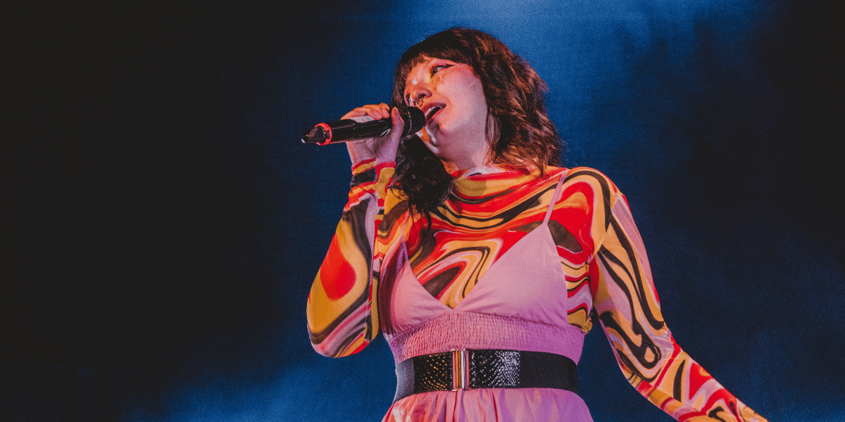 Fotografía de una persona cantando