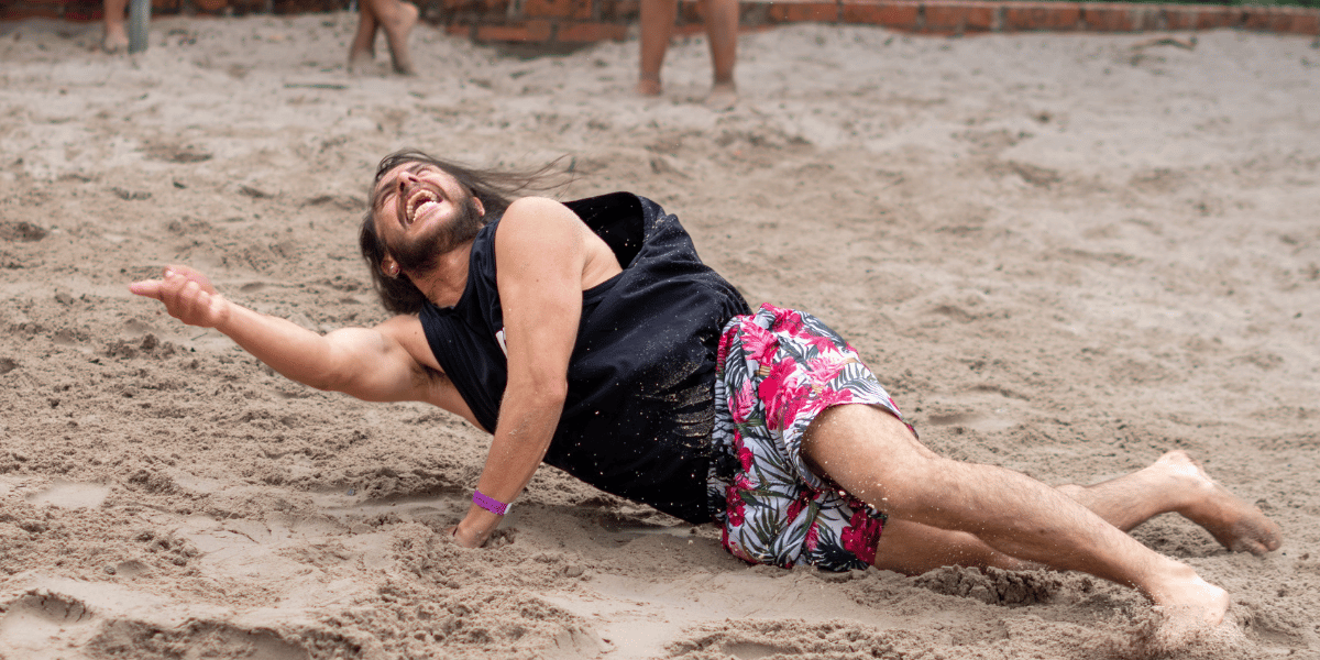Fotografía de una persona cayendo al piso gritando