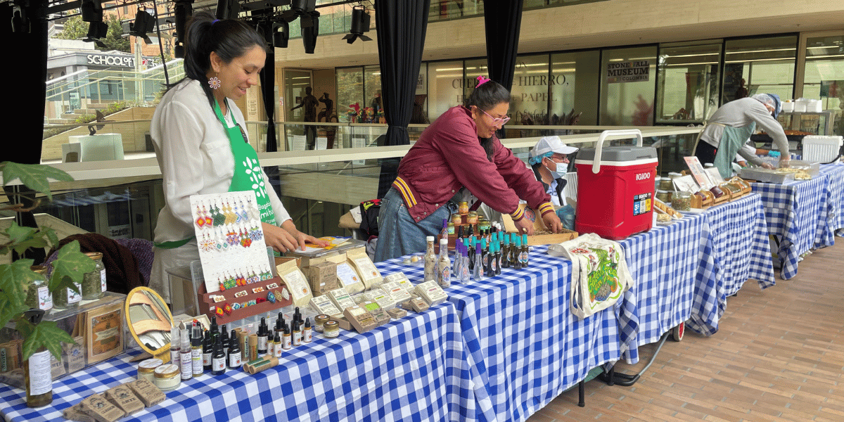 Fotgorafía de personas en un mercado campesino tipo feria