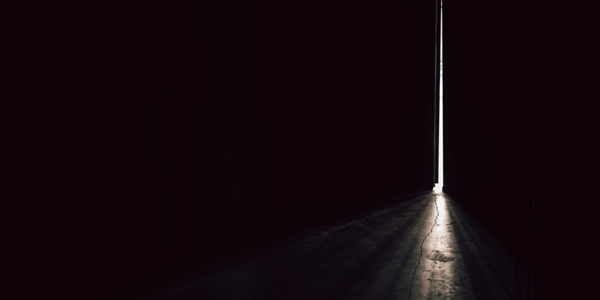 Fotografía de un espacio en negro con un umbral de luz pequeño