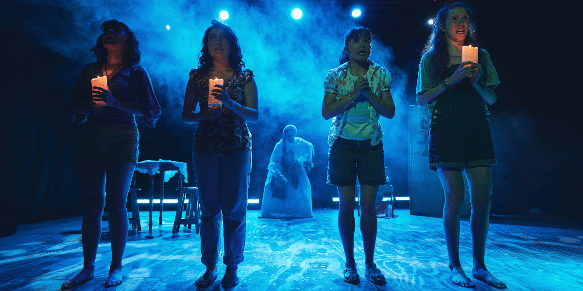 Fotografía de actores en escena en una obra de teatro