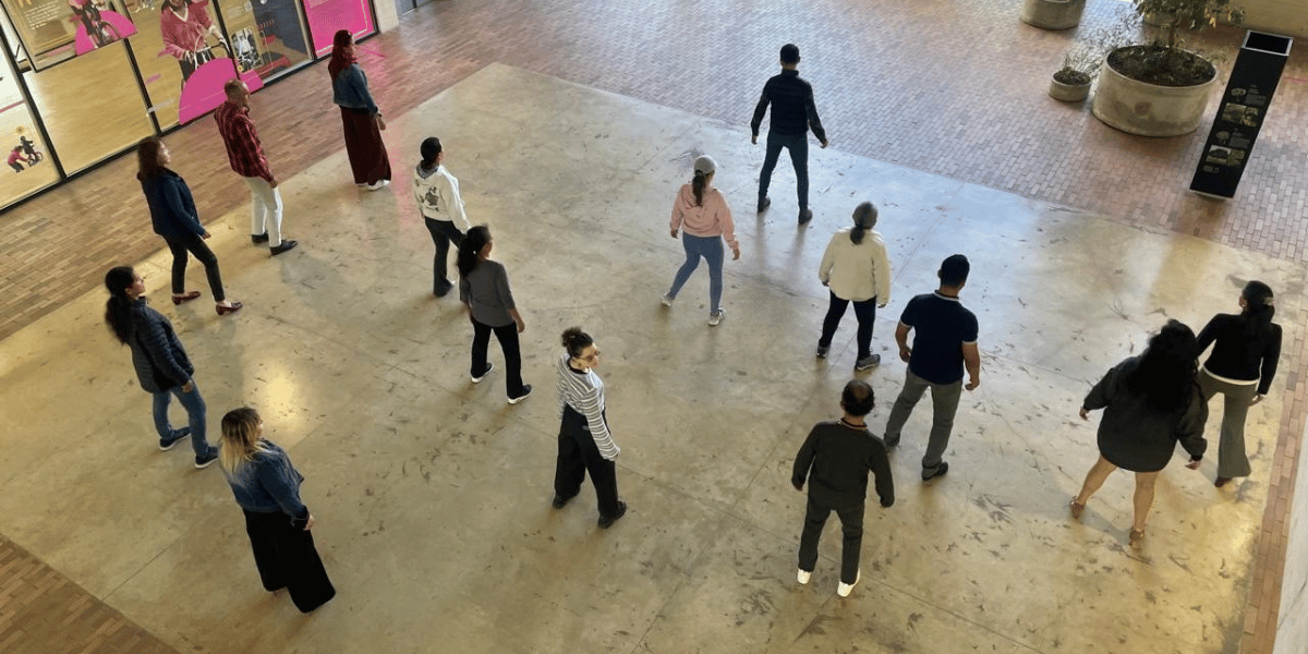 Fotografía de personas bailando tango en una plazoleta