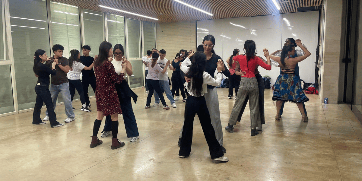 Fotografía de personas bailando tango en un aula