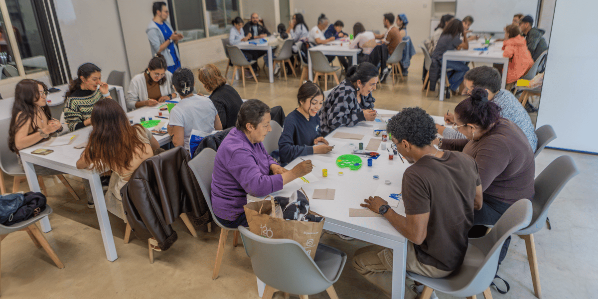 Fotografía de un grupo de personas en un taller