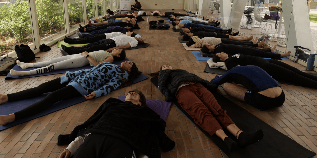 Fotografía de personas en un espacio de meditación y yoga