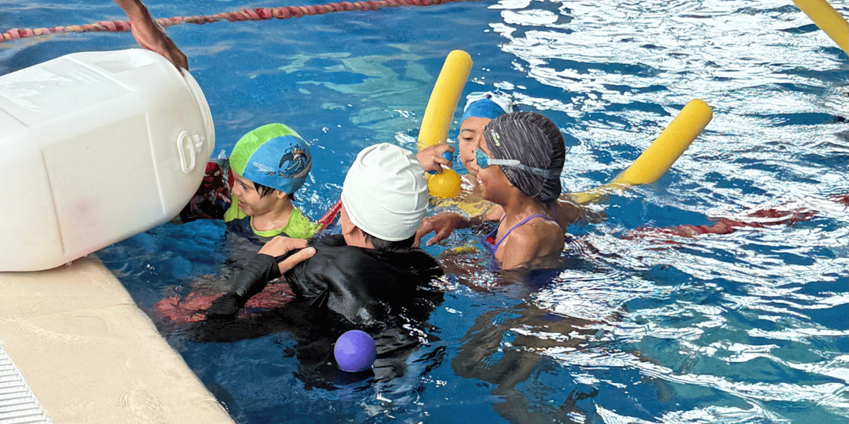 Fotografía de niñas y niños en actividad recreativa en la psicinas
