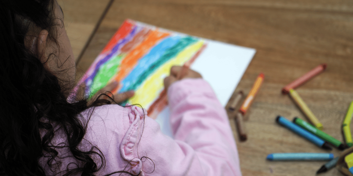Fotografía de una niña pintando