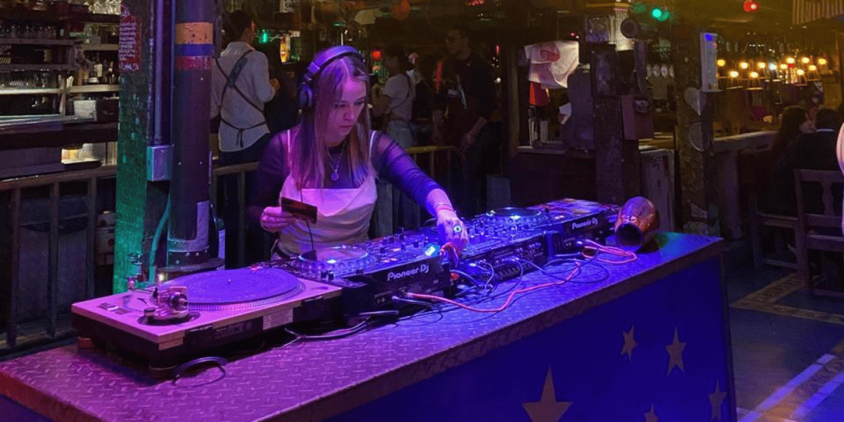 Fotografía de Laura Dj de salsa mezclando en vivo