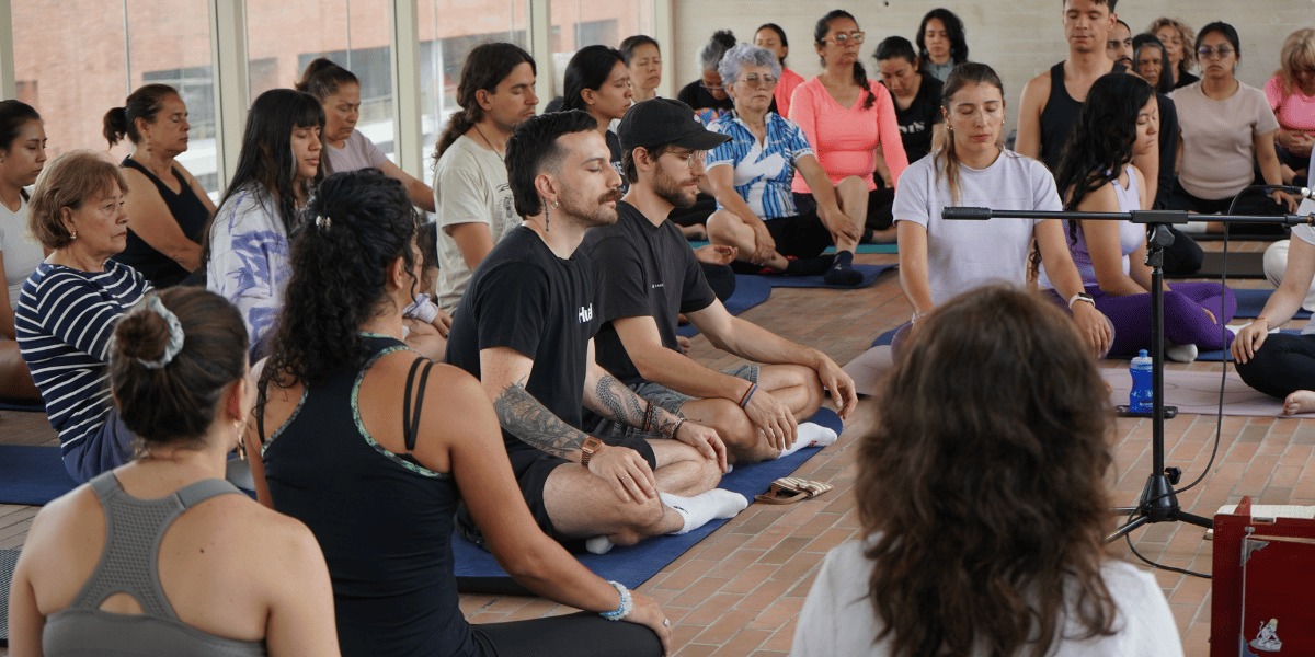 Fotografía de personas en un espacio de meditación y yoga