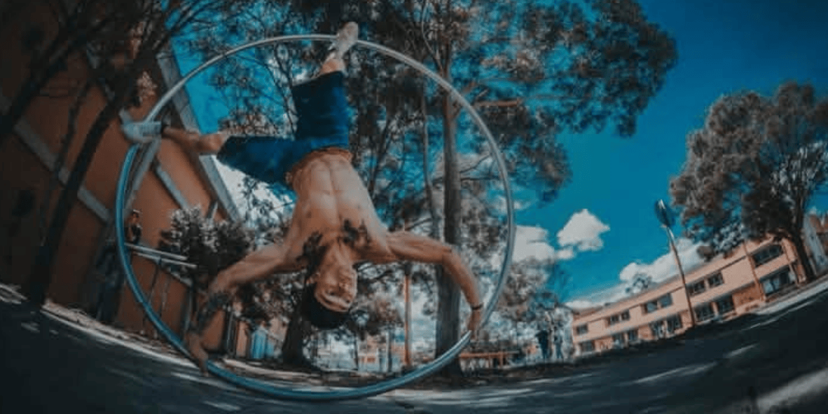 Fotografía de una persona haciendo acrobacias de circo en la calle