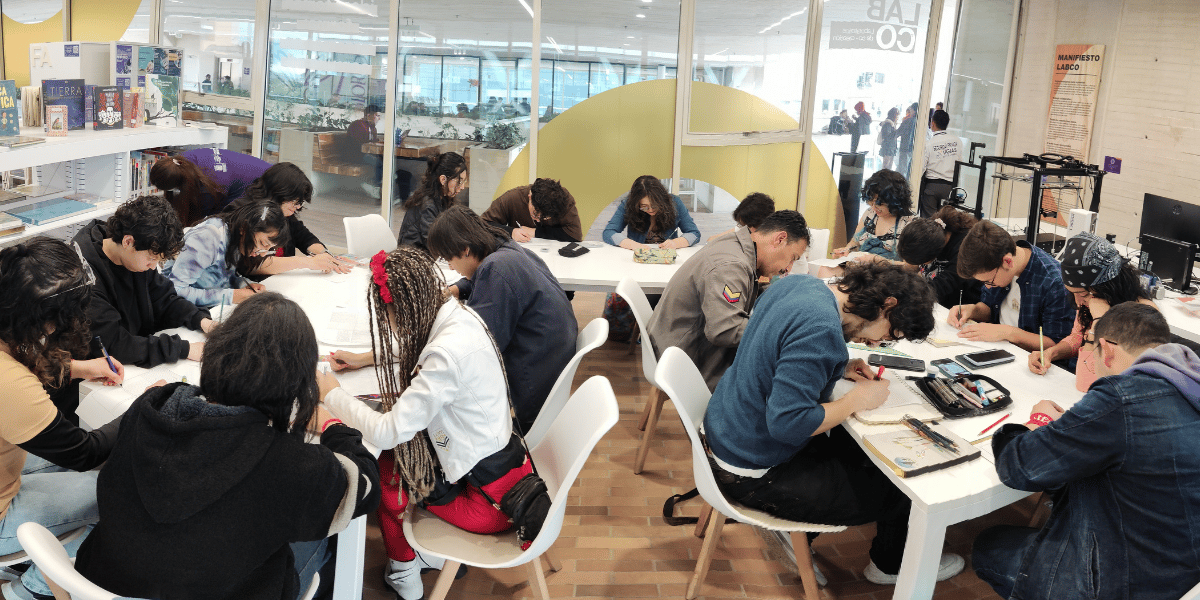 Fotografía de un grupo de personas en un taller