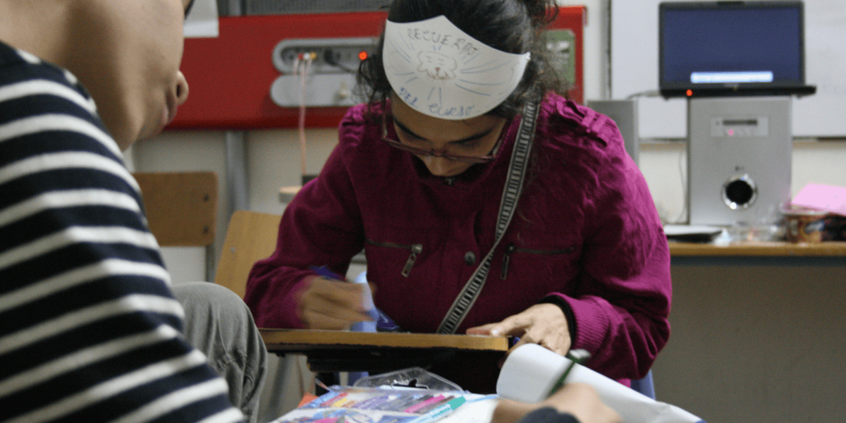 Personas en un taller escribiendo en unos cuadernos