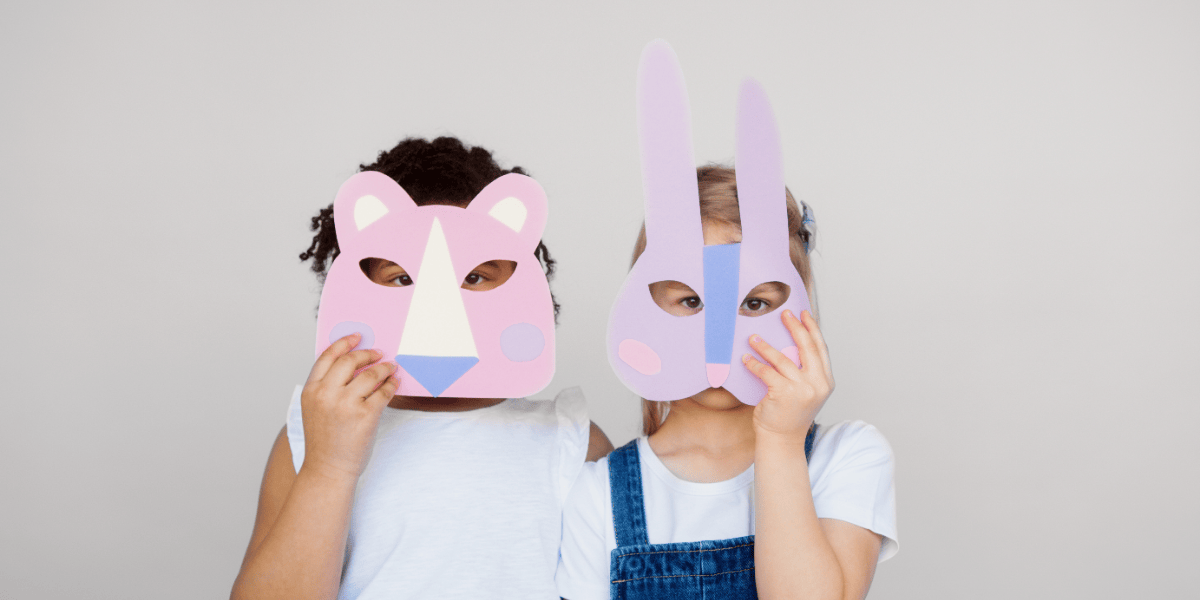 Fotografía de dos niños con máscaras de papel 