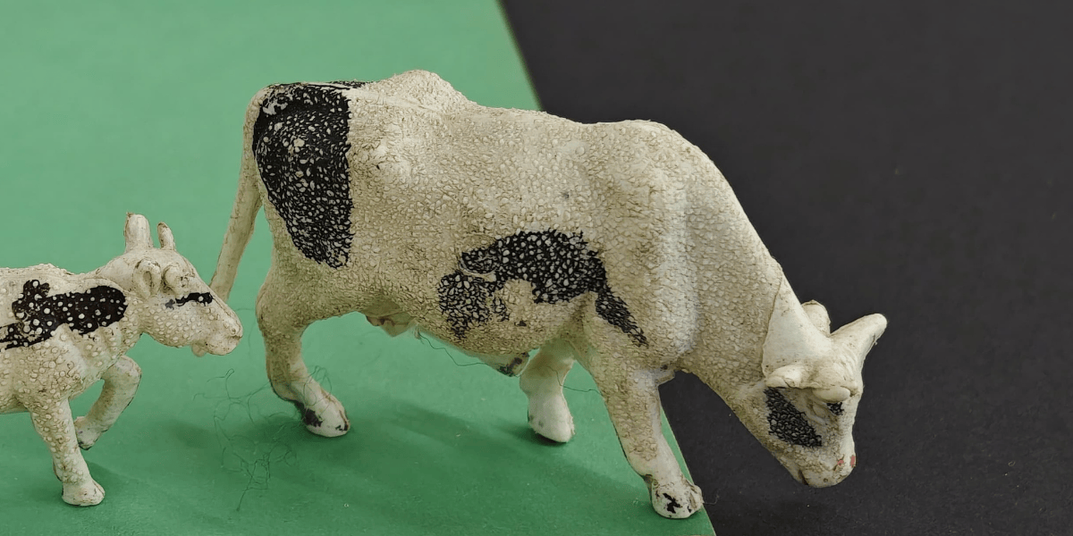 Fotografía de unos muñecos de una vaca y su ternero