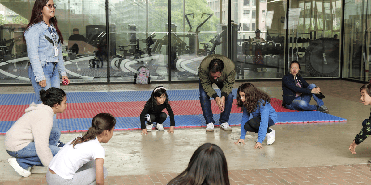 Fotografía de niños realizando actividad física y lúdica