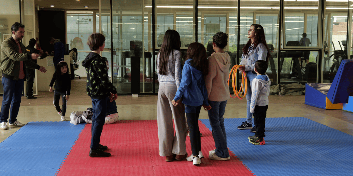 Fotografía de un grupo de niños realizando actividad física y lúdica
