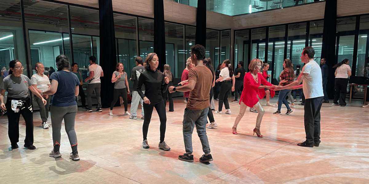 Personas bailando en el teatro urbano del centro felicidad chapinero
