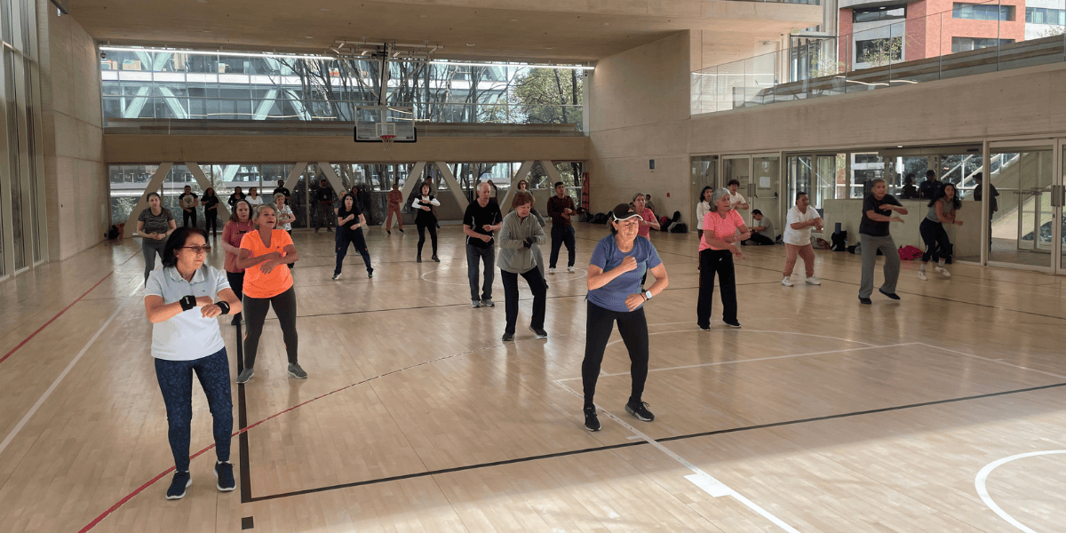 Fotografía de grupo de personas realizando ejercicio
