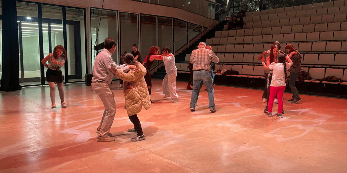 Fotografía de personas bailando en el teatro urbano del centro Felicidad Chapinero