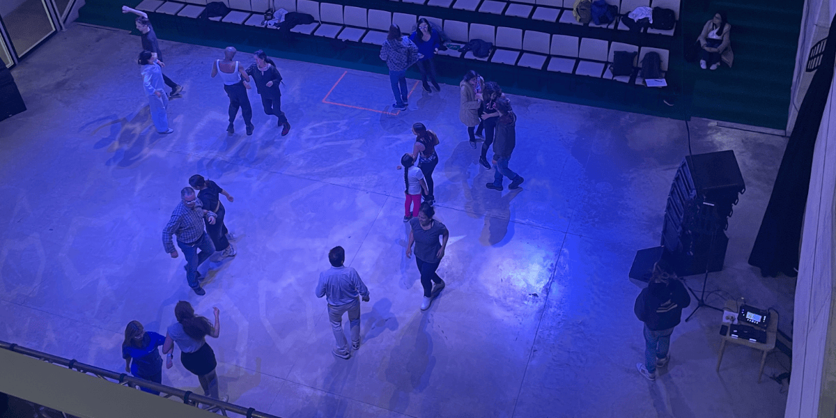 Fotografía de personas bailando en el teatro urbano del centro Felicidad Chapinero