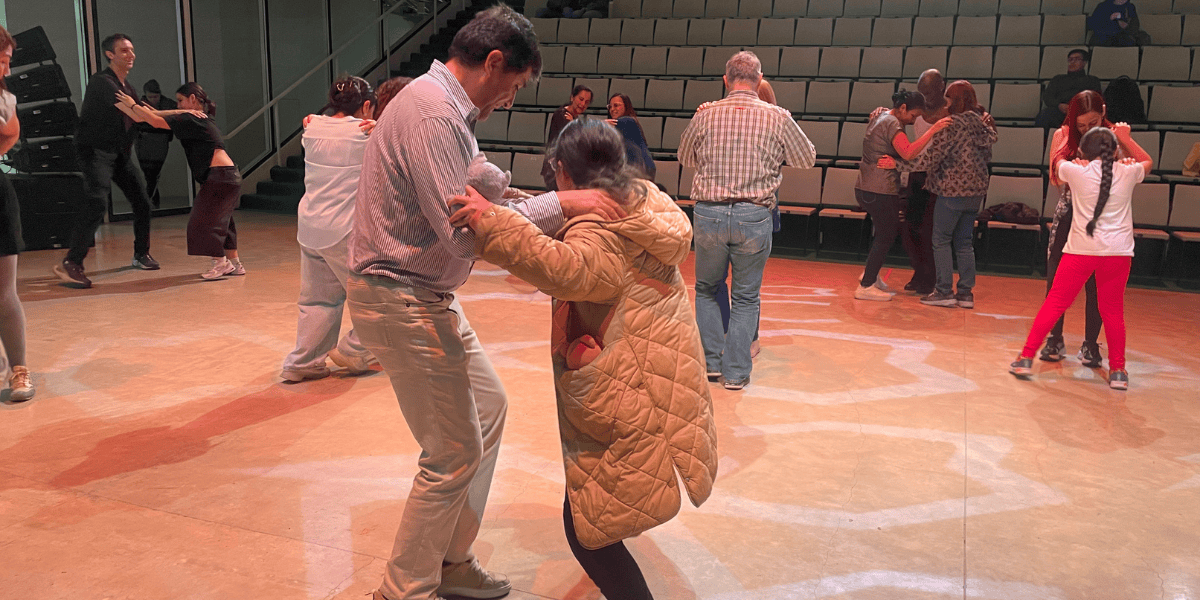 Fotografía de personas bailando en el teatro urbano del centro Felicidad Chapinero